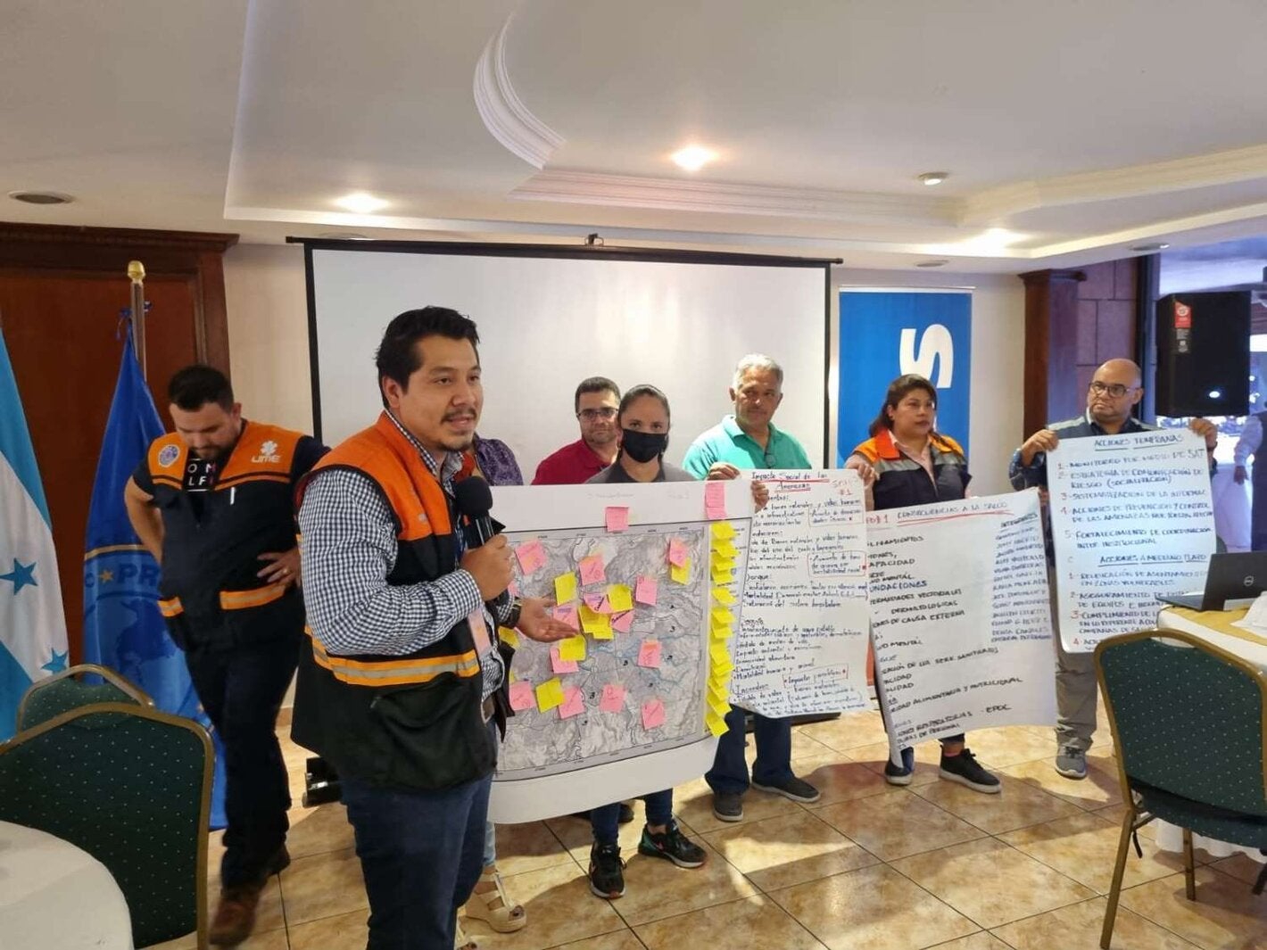 Participantes exponiendo en el taller STAR