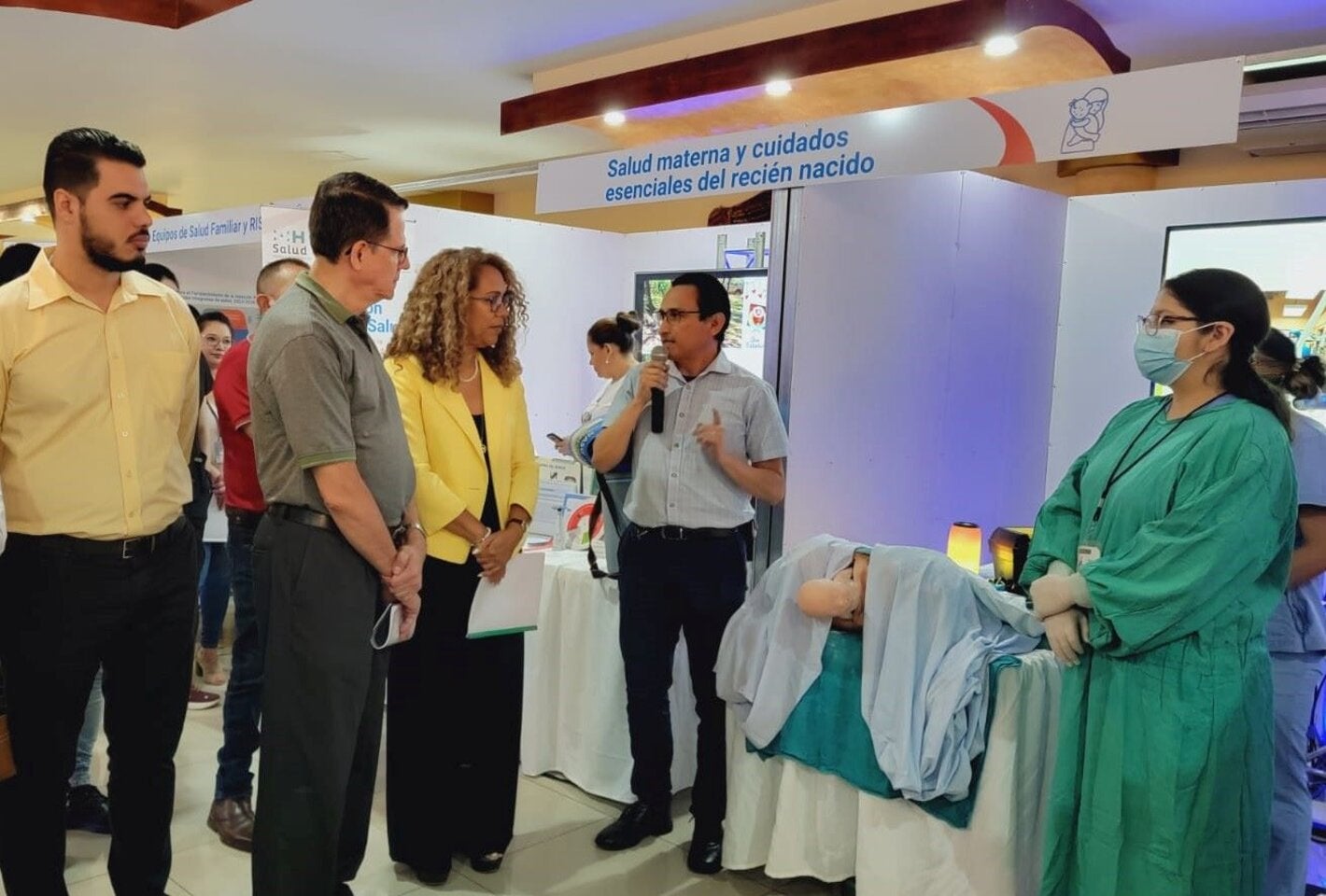 Simulacro de parto en feria sobre APS