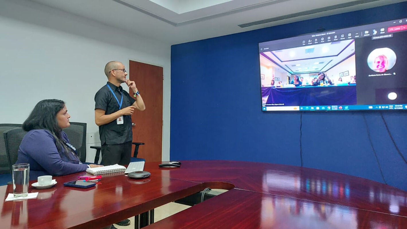 Los doctores Edison Soto y Vanessa Ochoa en la capacitación remota a médicos salvadoreños en malaria grave