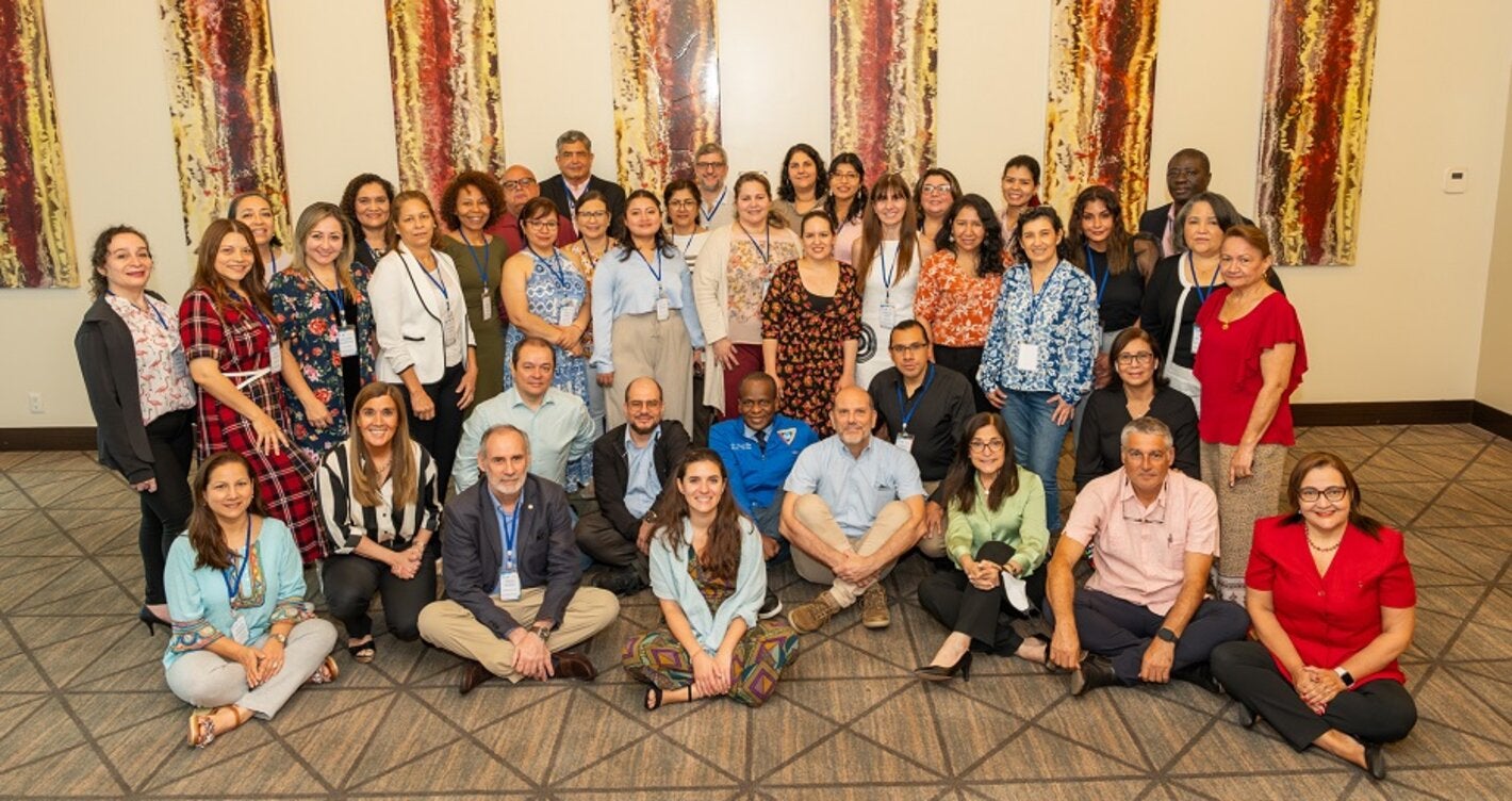 Foto grupal con participantes y talleristas