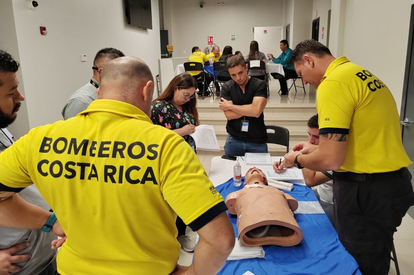 Participantes durante los ejercicios