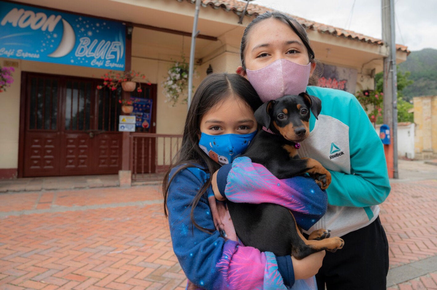 Dos niñas con perro
