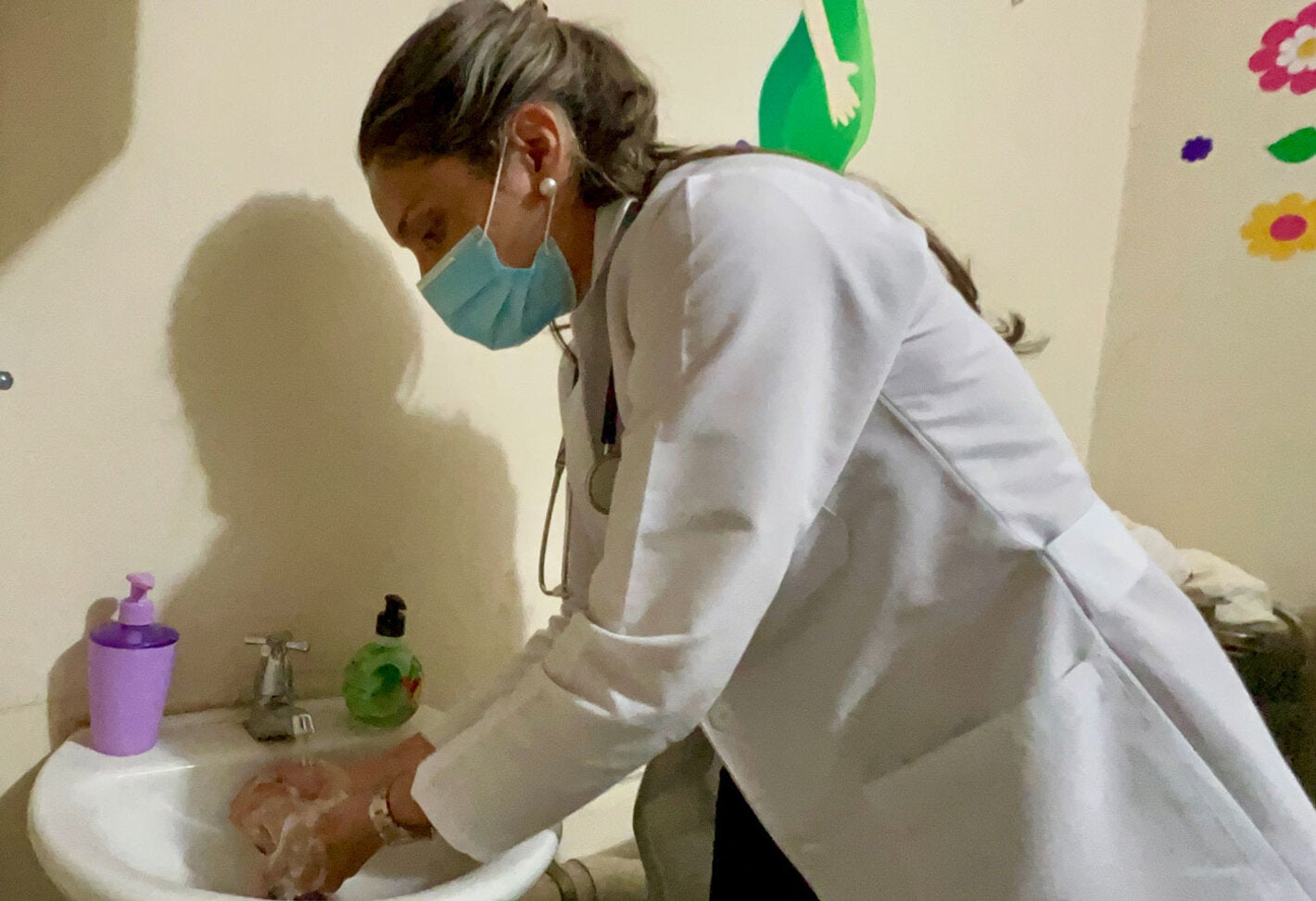 Trabajador de salud se lava las manos