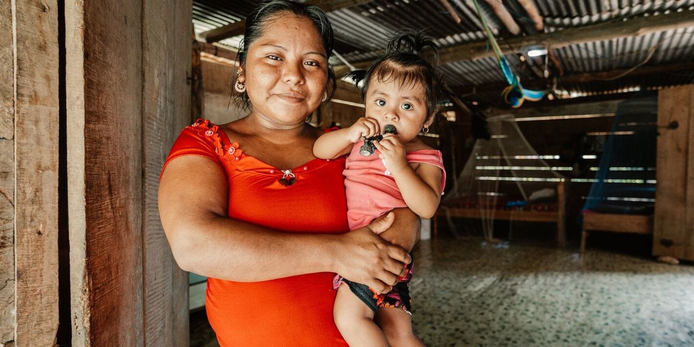 Mujer con bebé en brazos