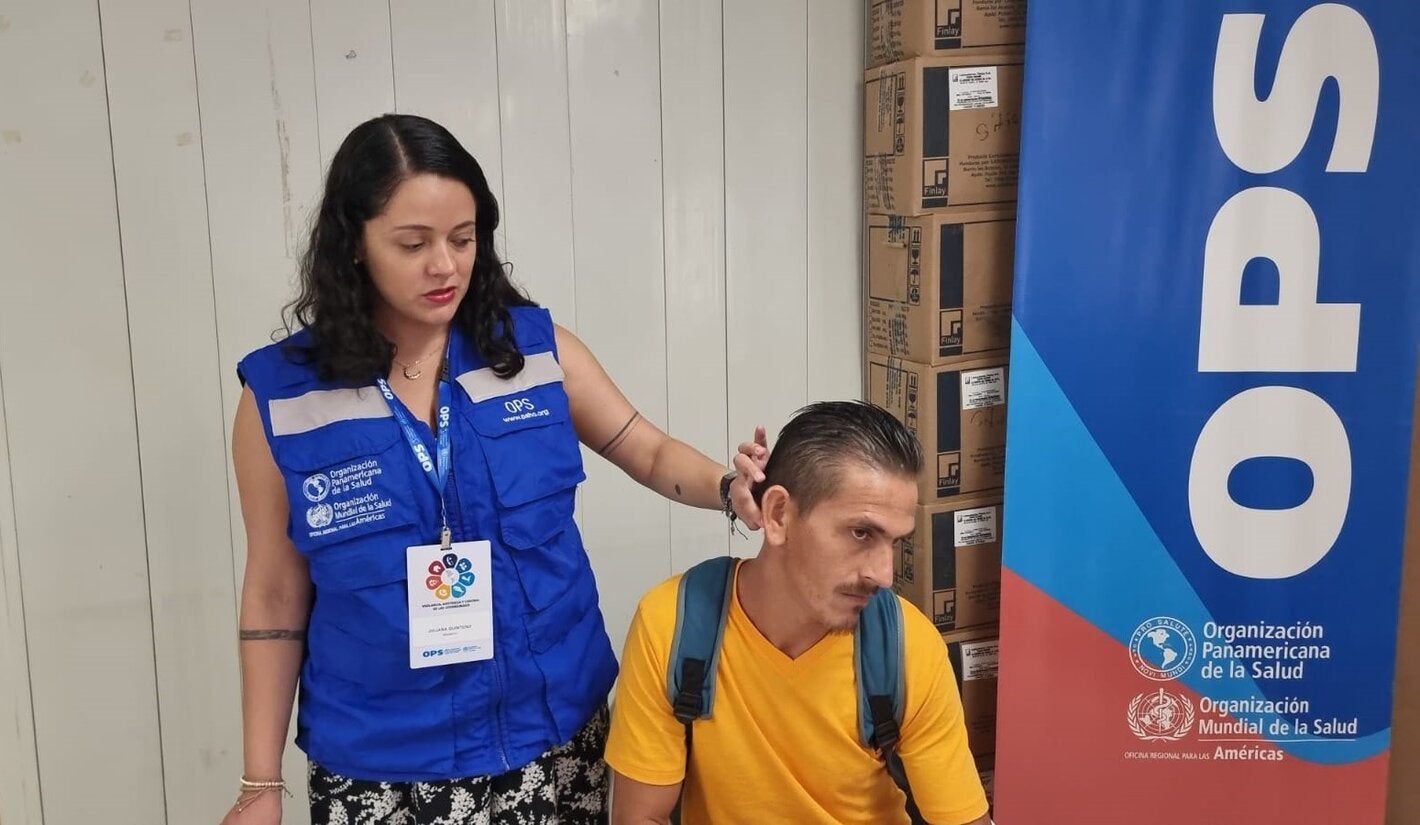 Dra. Juliana de OPS eximando un paciente en Honduras