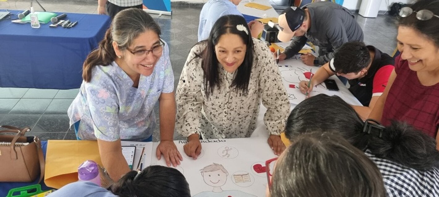 personal de salud en taller de autocuidado