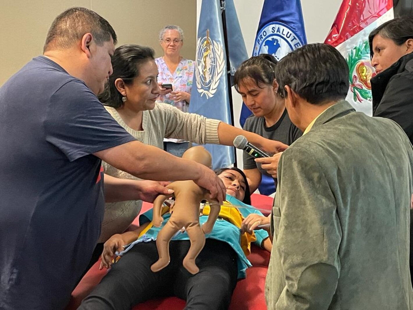 Participantes del taller entrenando