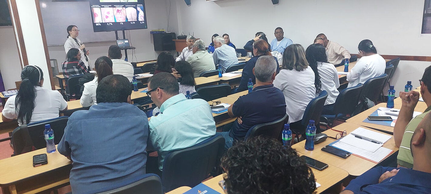 Idalina Martínez, médico asistencial del instituto de Biomedicina Jacinto Convit, presenta la situación de la leishmaniasis en Venezuela