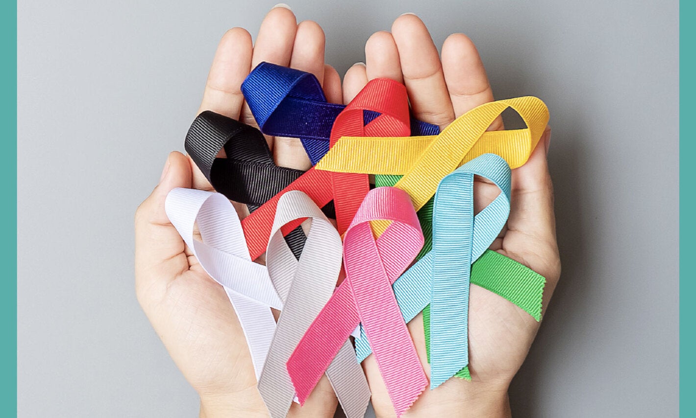 Manos con cintas representando los distintos tipos de cáncer