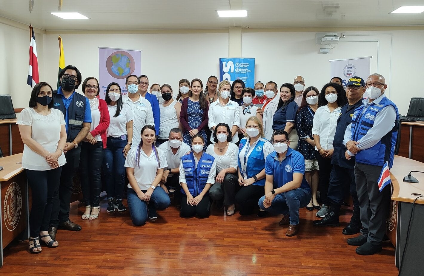 Participantes de la actividad posan para la fotografía grupal