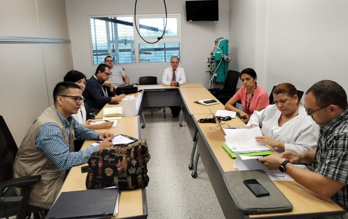 Miembros del equipo durante reunión técnica