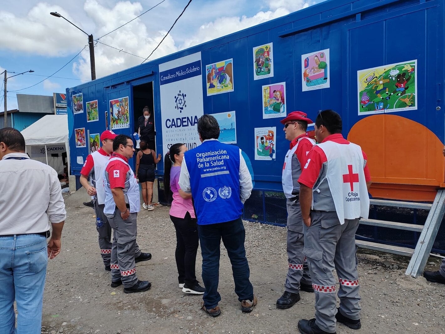 Consultor internacional en visita a uno de los sitios clave
