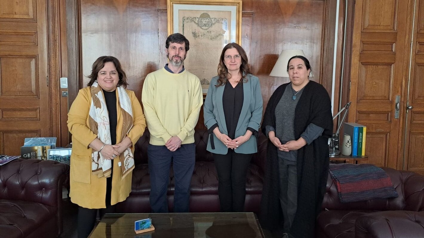 4 personas en salón de eventos, posando