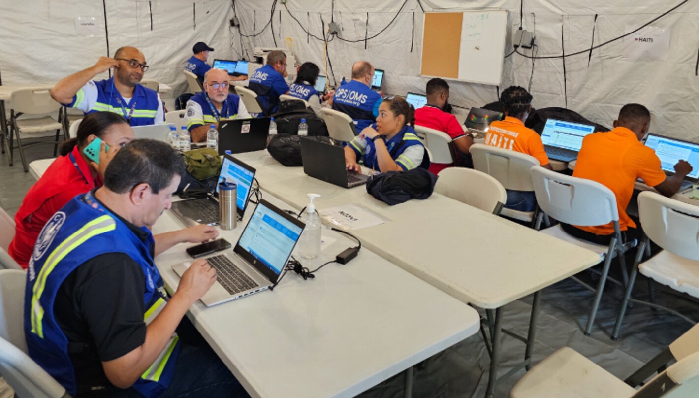 Personal durante entrenamiento, usando computadoras