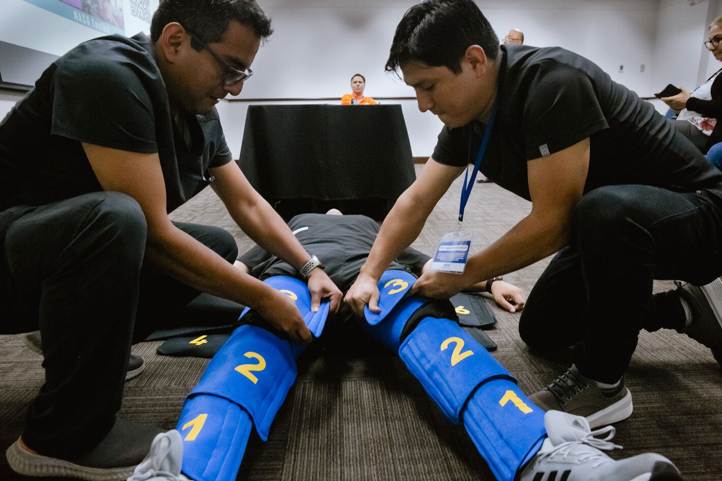 Participantes del taller practican con traje TAN