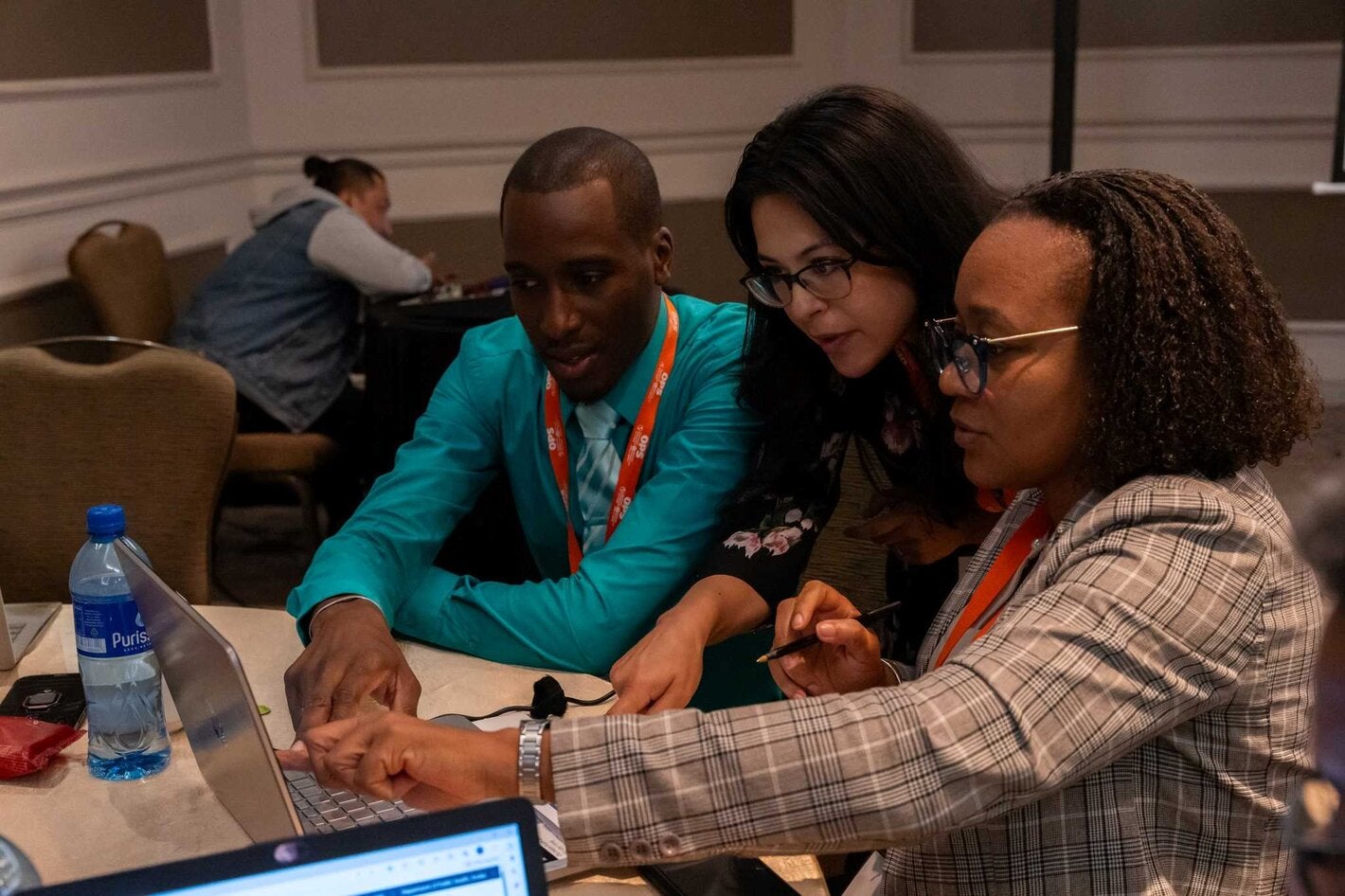 persona orientando en evento