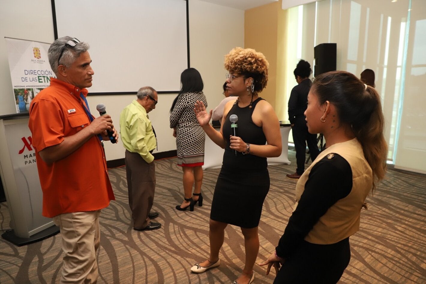 Talleres de teatro y diálogos de saberes.