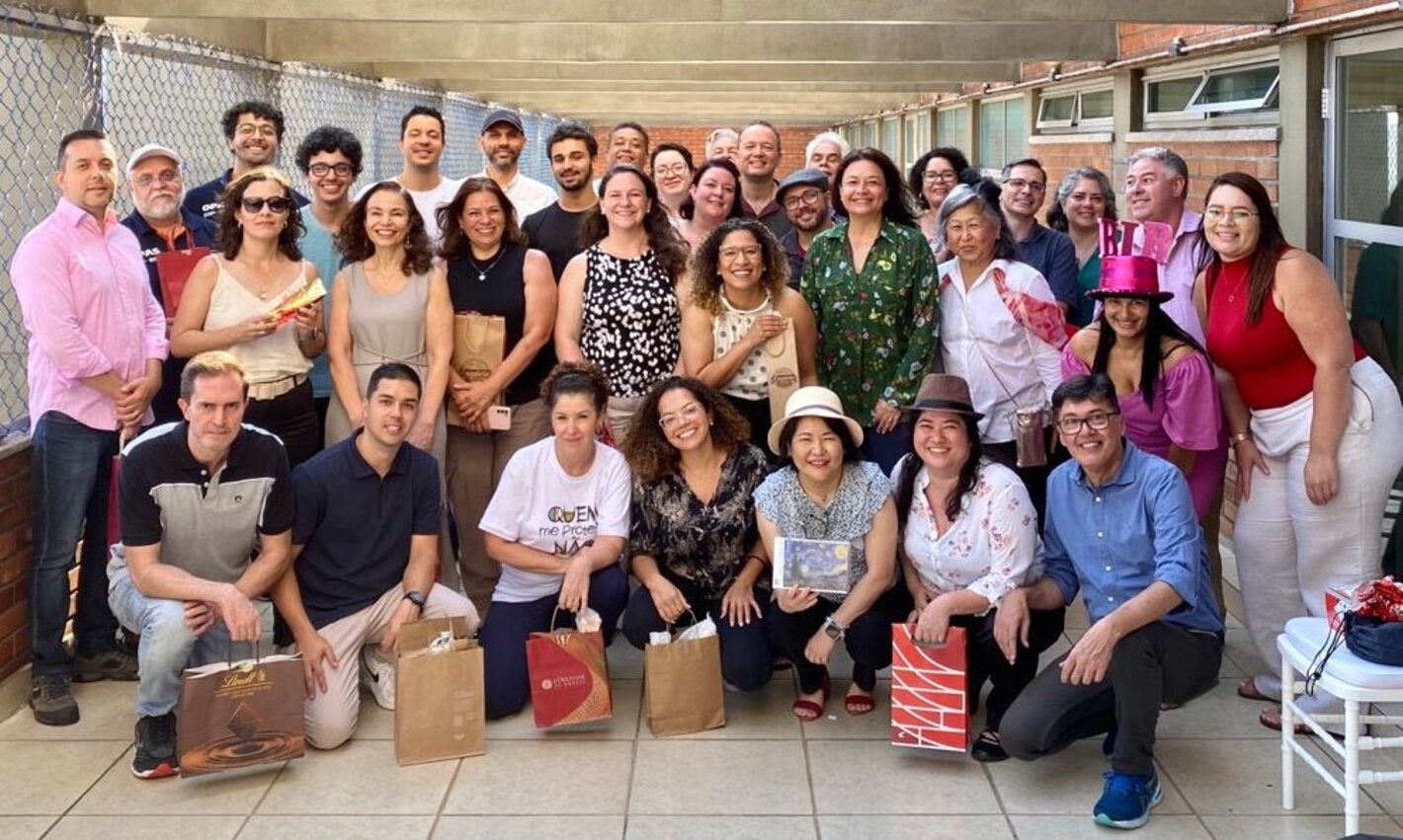 El equipo BIREME tras el intercambio de regalos