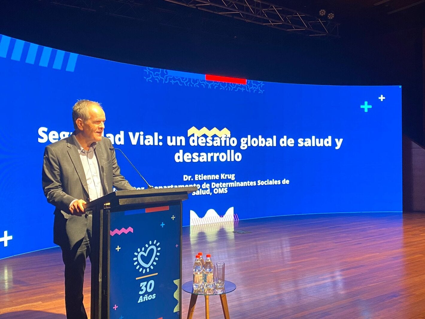 •	La visita al país el Dr. Etienne Krug, se debió a su participación  en el seminario “Cero Muertes en el Tránsito” organizado por la Comisión nacional de Seguridad del Transito el Ministerio de Transporte CONASET para abordar el tema de la seguridad vial como un problema de salud pública a nivel mundial