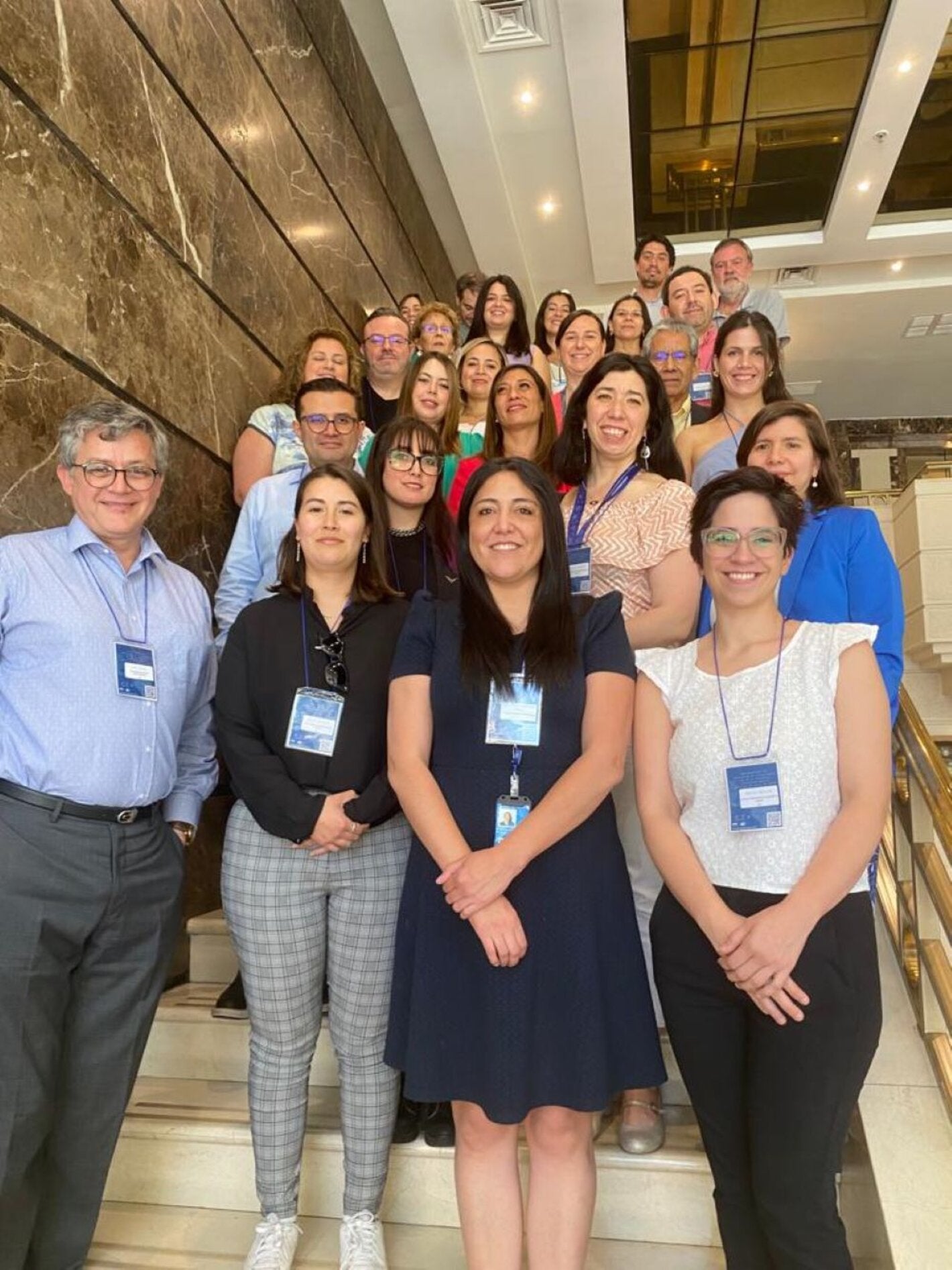 En la jornada organizada por el Ministerio de Salud denominada “Lecciones aprendidas sobre estrategias de inmunización, para un mundo postpandemia”, desarrollado en la ciudad de Santiago durante los días 27 y 28 de noviembre de 2023, la consultora nacional en inmunizaciones de la representación en Chile de OPS/OMS, licenciada Solange Santillana en conjunto con el equipo del Departamento de Inmunizaciones de MINSAL presentaron el manual de bolsillo ESAVI