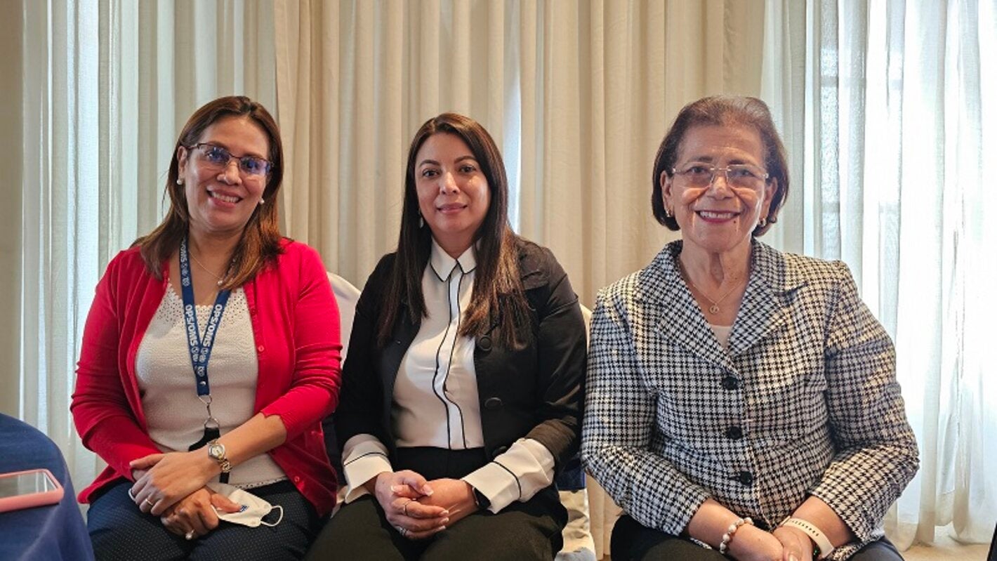 Autoridades durante la evaluación del Plan Nacional de Reducción de la Mortalidad Materna