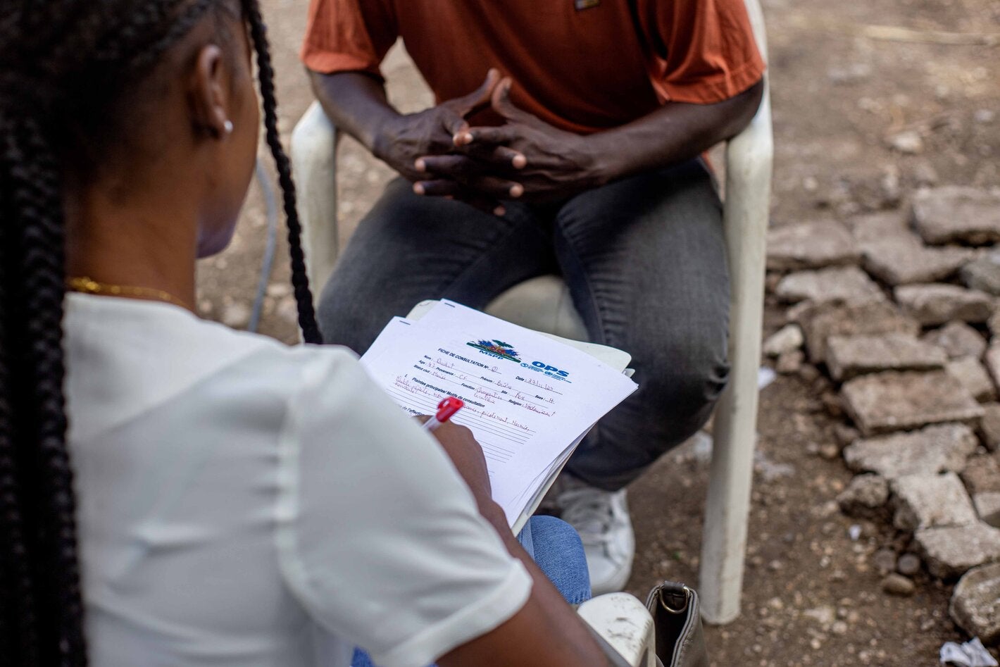 2 personnes sont assises