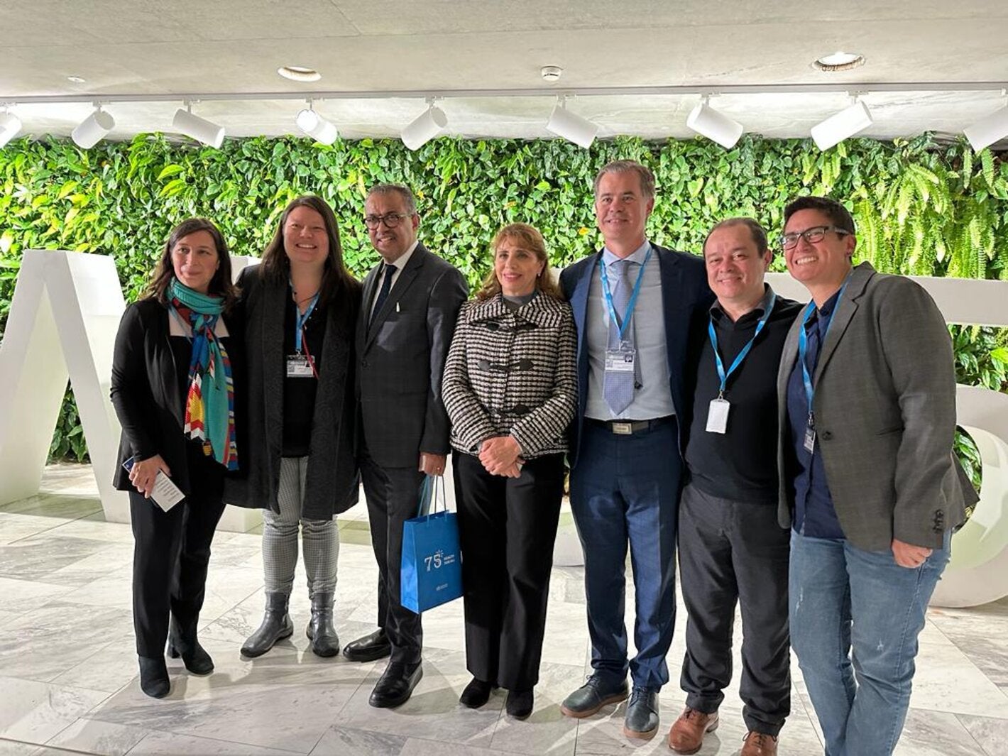 Participantes con el Dr. Tedros