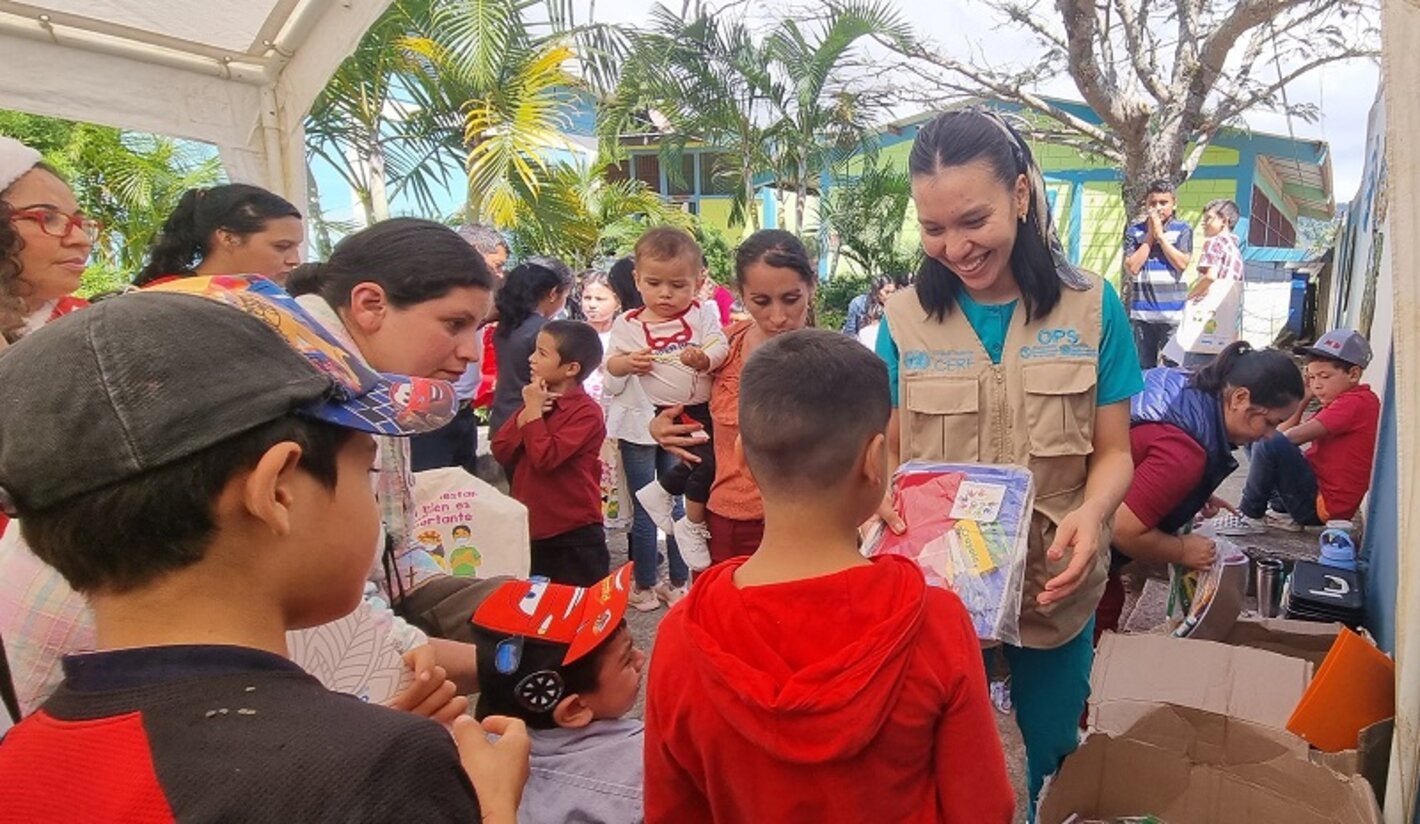   Personal de campo del proyecto CERF promoviendo salud mental entre niños migrantes