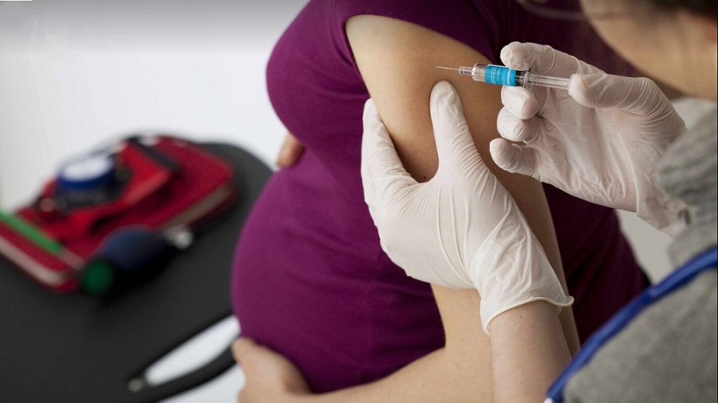 Embarazada recibiendo vacuna