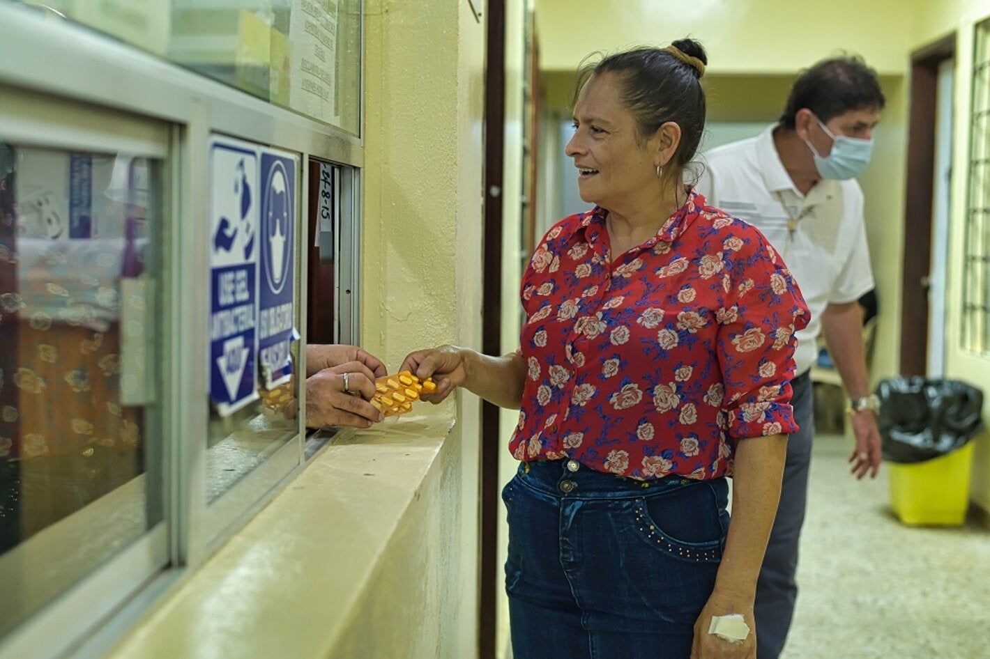 Paciente recibe sus medicamentos en farmacia hospitalaria