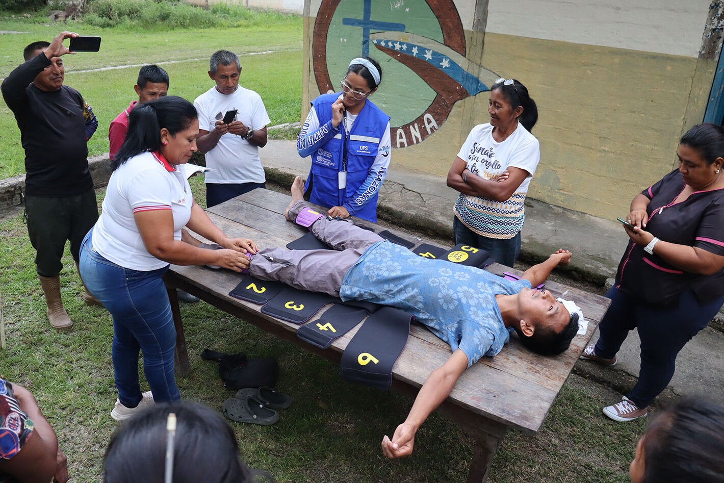 En encuentro de saberes en el estado Amazonas mientras se da instrucciones a las parteras indígenas tradicionales sobre cómo usar el traje antichoque no neumático