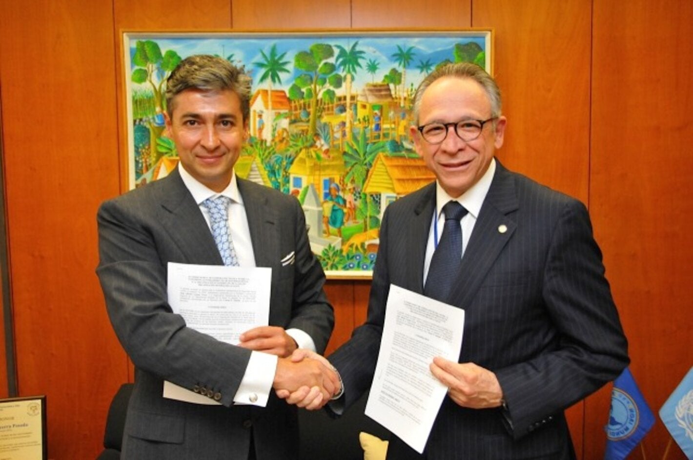 Juan Lozano (l.), secretary general of the Inter-American Conference on Social Security (CISS), met with Francisco Becerra, assistant director of the Pan American Health Organization (PAHO), in Washington, D.C., on 18 May 2015