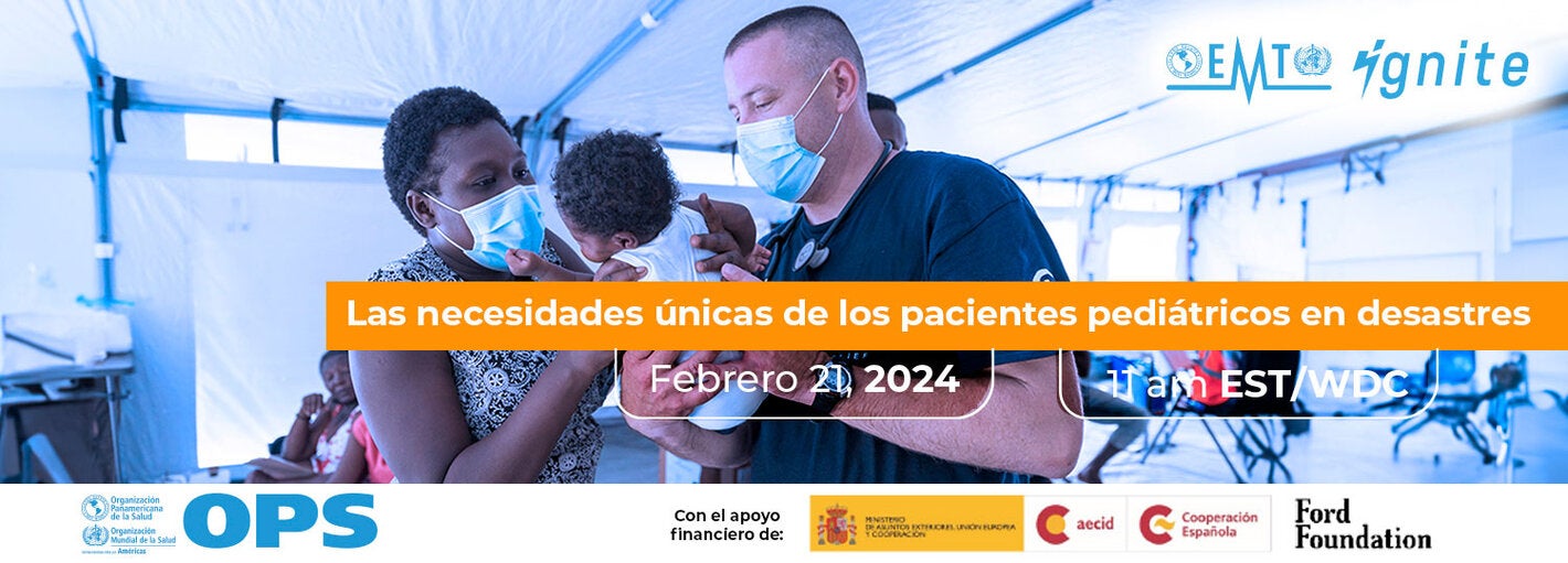 Una madre y un personal de primera línea de respuesta, sosteniendo a un bebé dentro de un hospital móvil