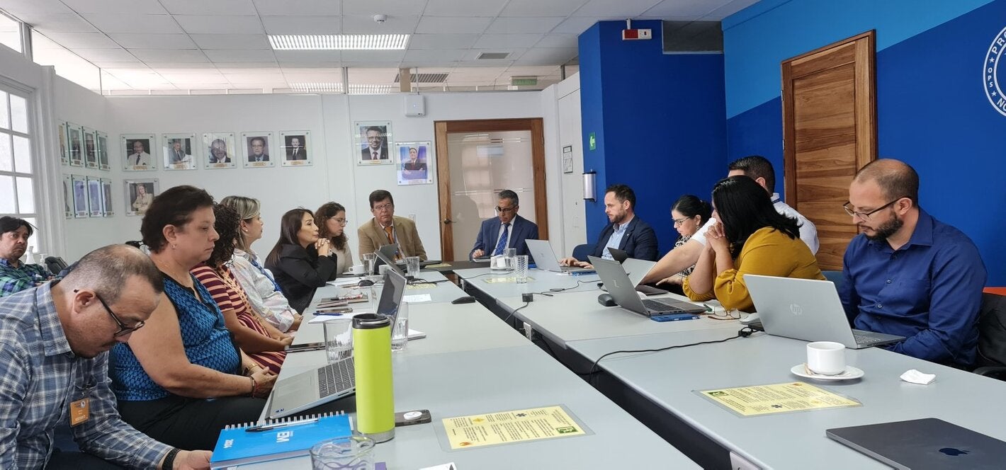 Autoridades durante la reunión de revisión