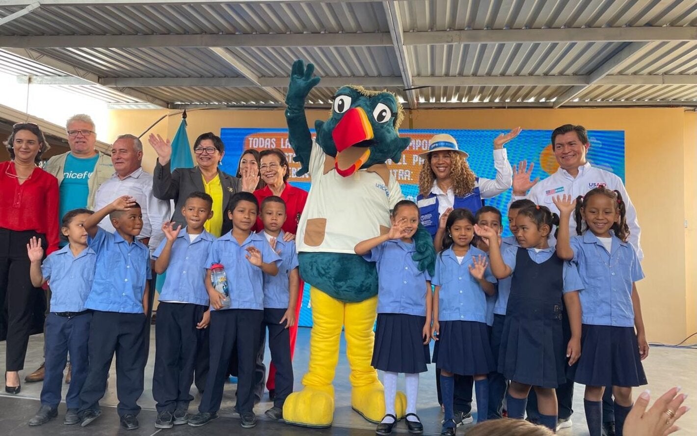La mascota Máximo con autoridades en la inauguración de la Jornada de Vacunación