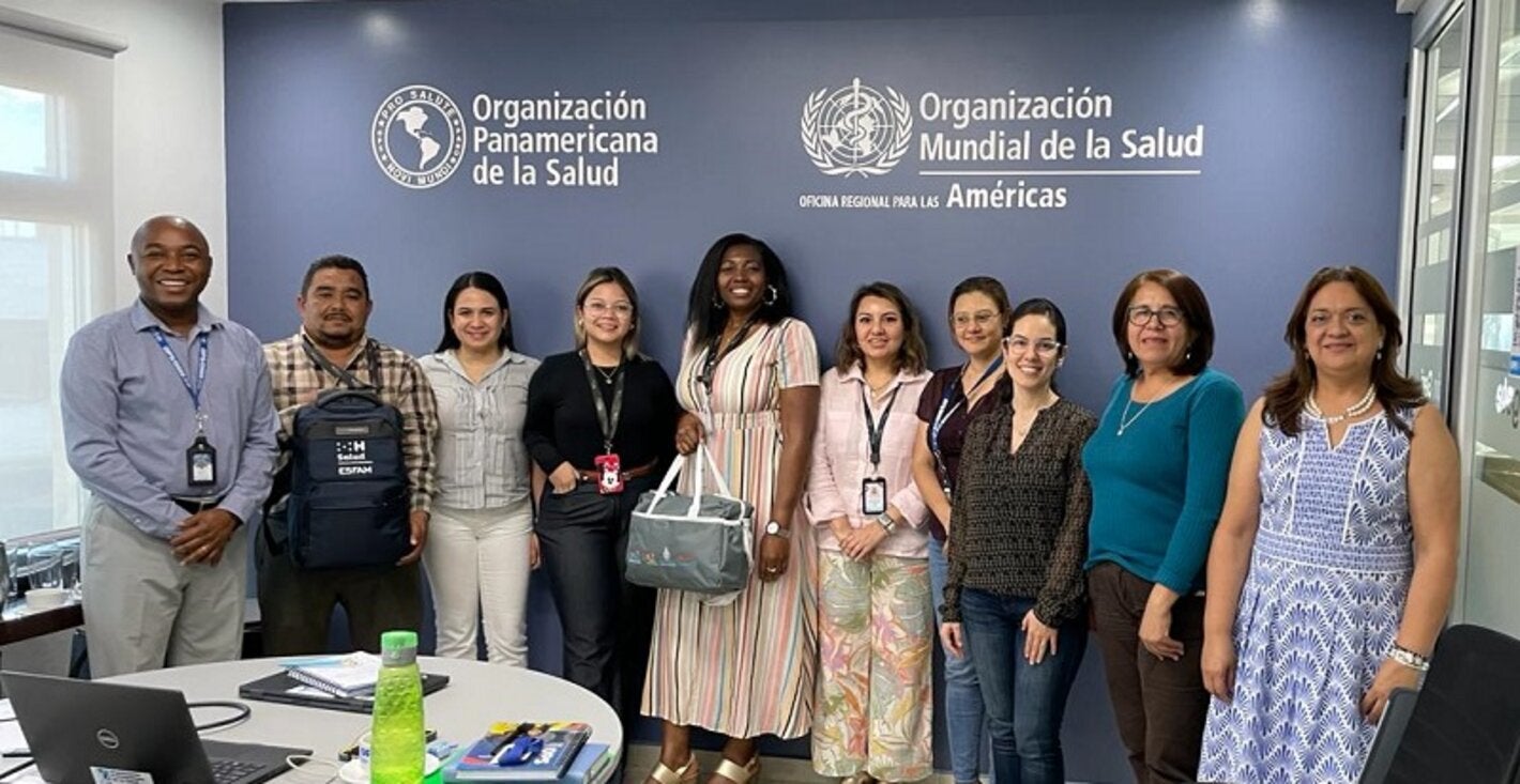 Funcionarios de salud y desarrollo social junto a OPS por la salud maternoinfantil