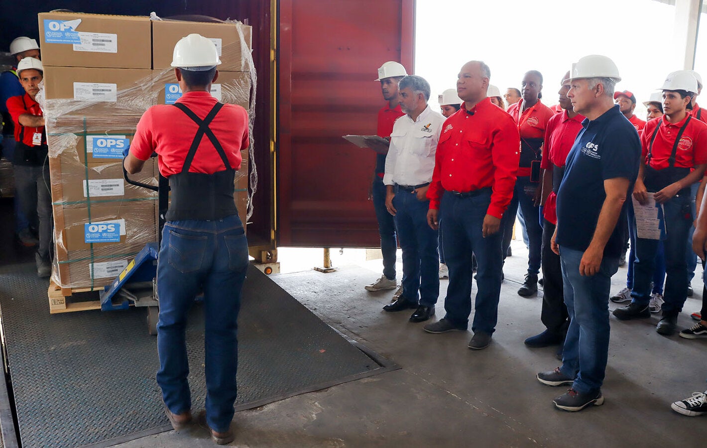 El Representante de OPS en Venezuela, Cristián Morales (al frente, con casco blanco y franela azul) estuvo en la entrega de los medicamentos para VIH y tuberculosis