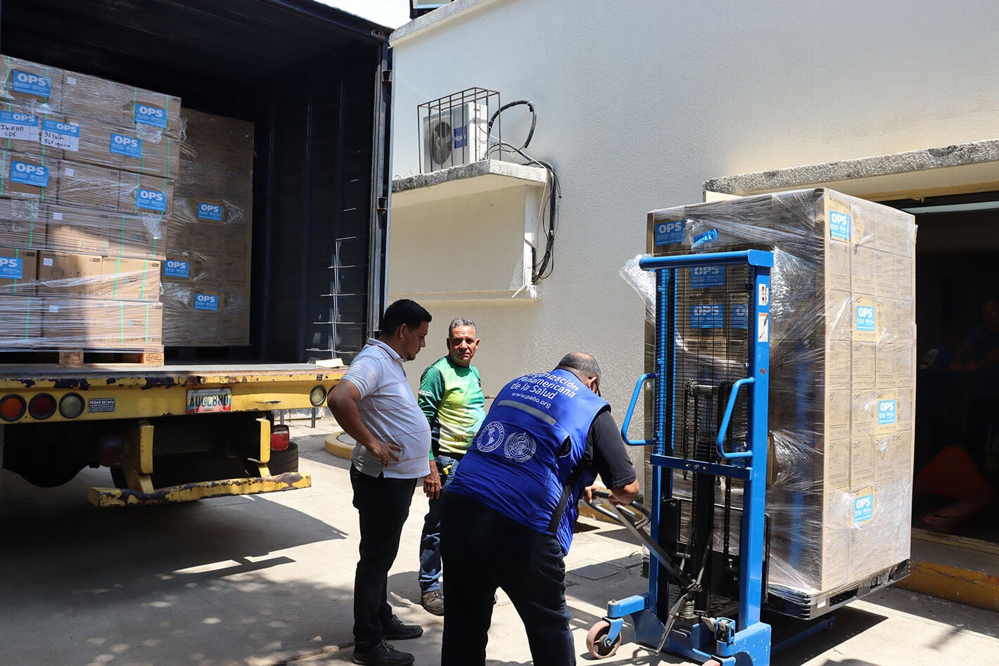 Entrega de insumos al Instituto Nacional de Higiene para fortalecer la red de laboratorios de toda Venezela