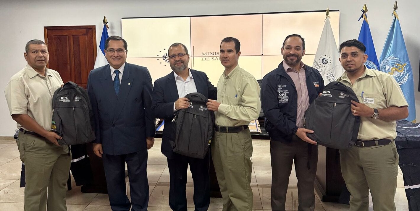 entrega donativo promotores