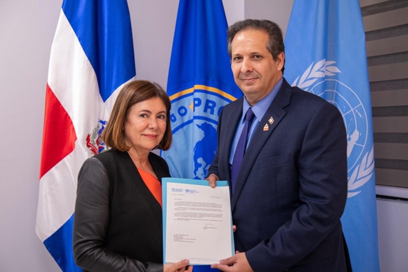 Ministro de Salud Pública visita instalaciones de la OPS y se reúne con equipo