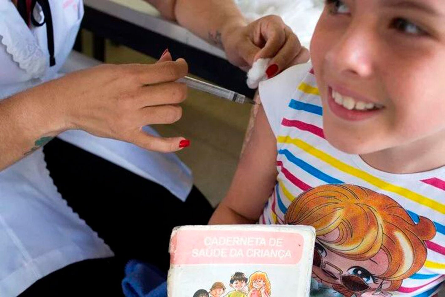 foto niño vacunando