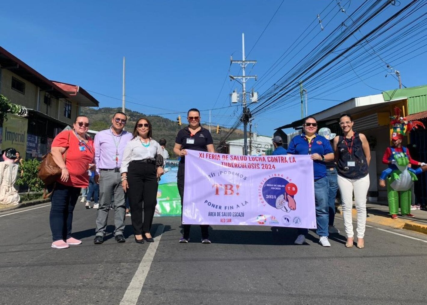 Homenajeados de la actividad encabezando el pasacalle