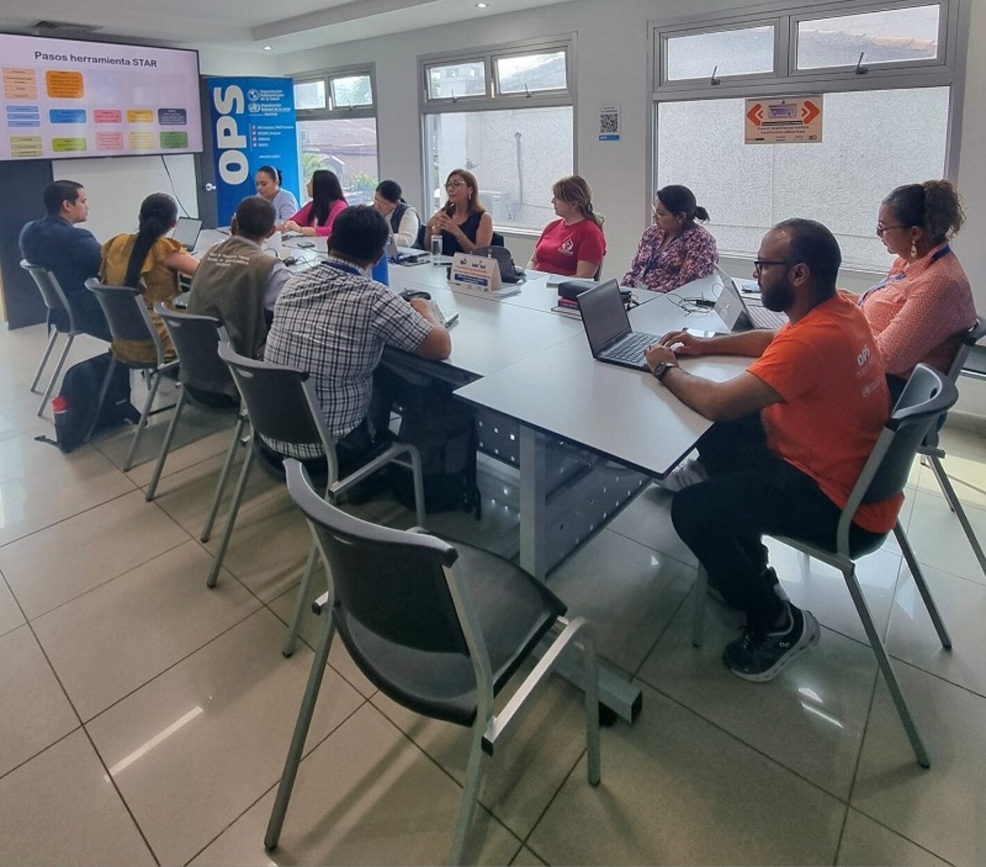 Equipos de SESAL y de OPS en la construcción de la Estrategia de Comunicación de Riesgos