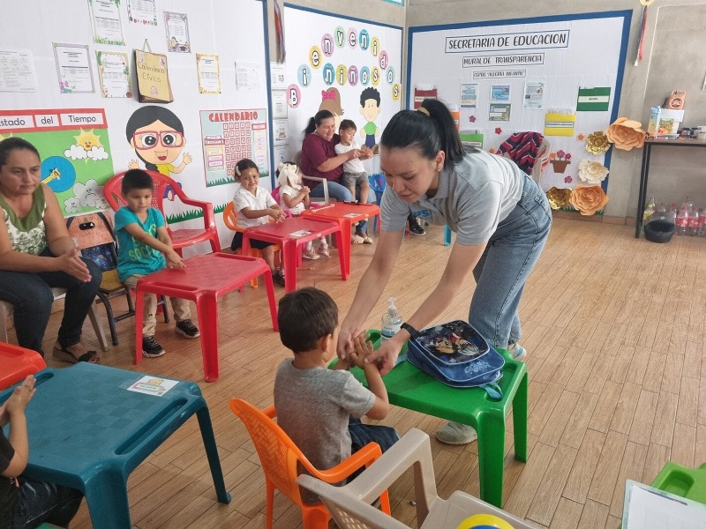 Alejandra Velásquez del proyecto CERF enseña técnica de lavado de manos a niños en Sinuapa, Ocotepeque