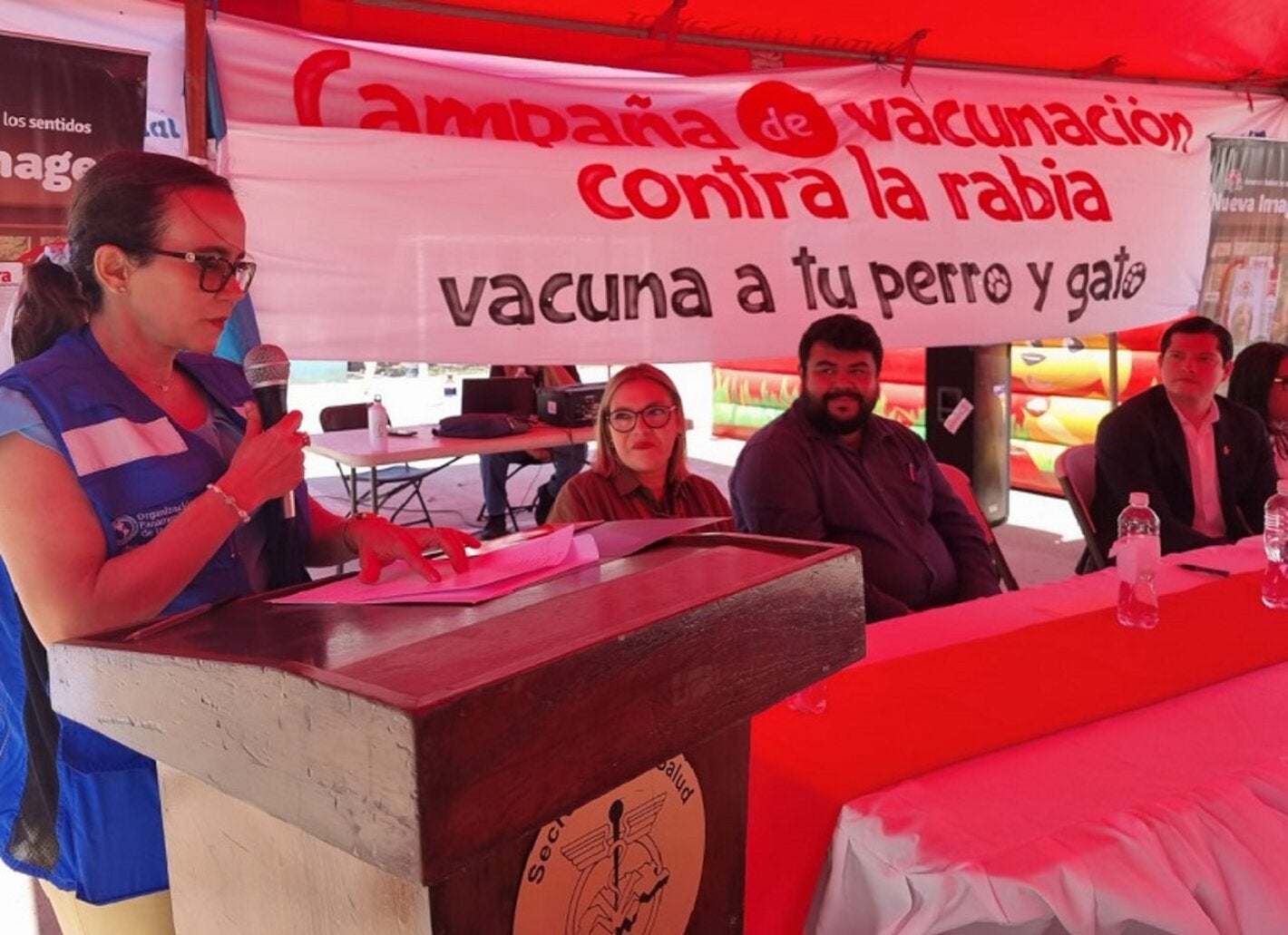 Aída Soto se dirige a la audiencia en la inauguración de la vacunación contra la rabia