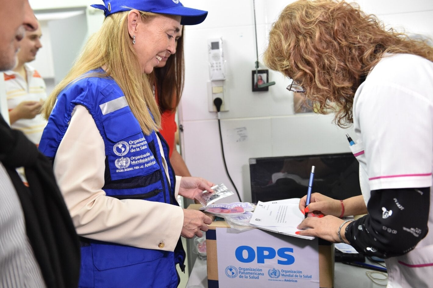 La representante de OPS en Argentina entrega una de las cajas con las sales de rehidratación oral