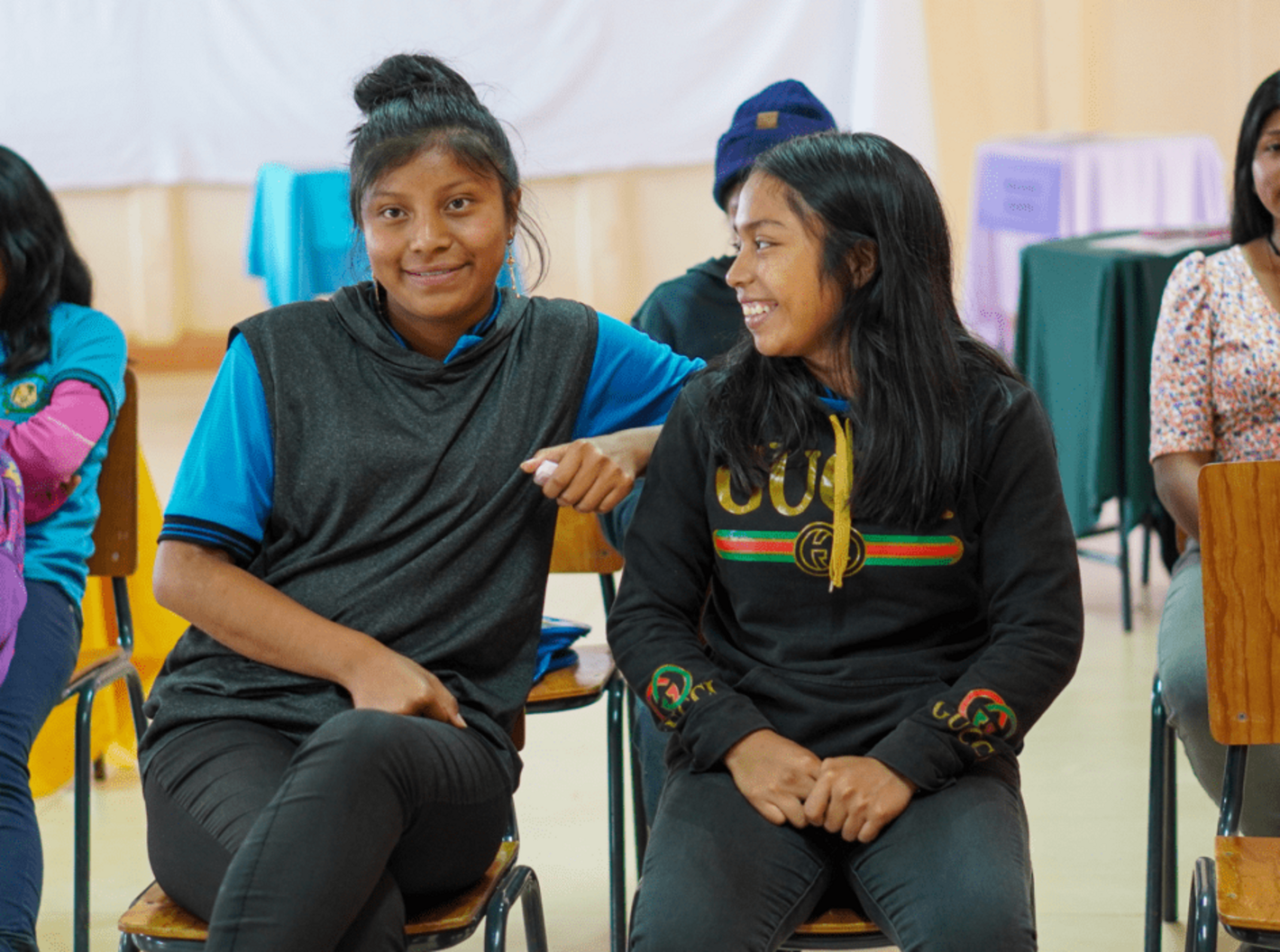 Dos adolescentes sonriendo