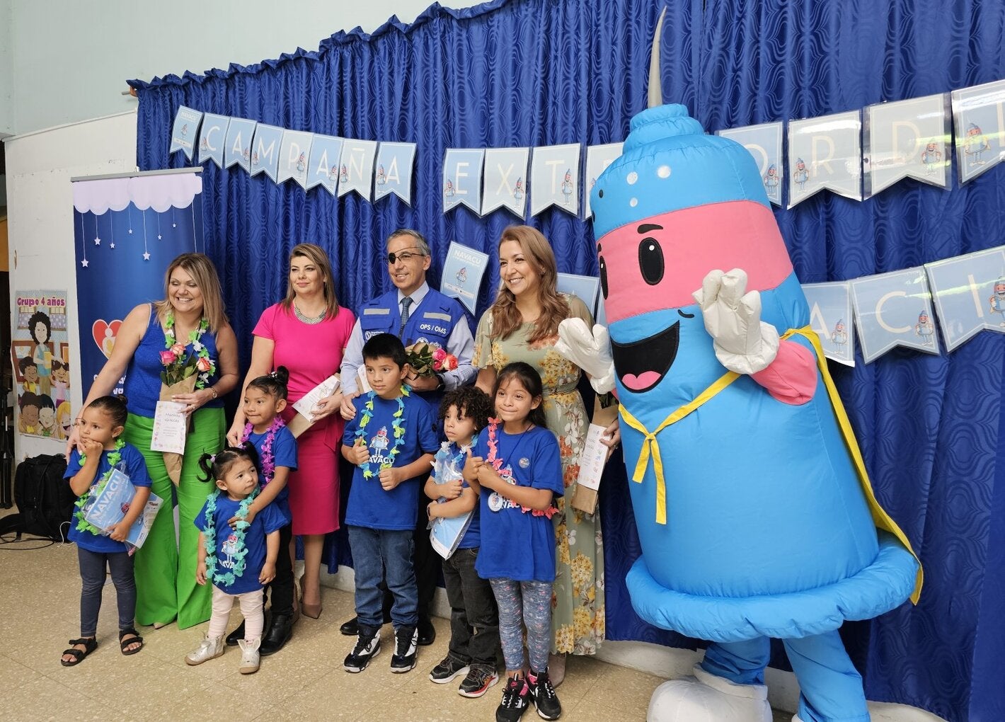 Autoridades, Navacu y algunos de los niños que fueron vacunados