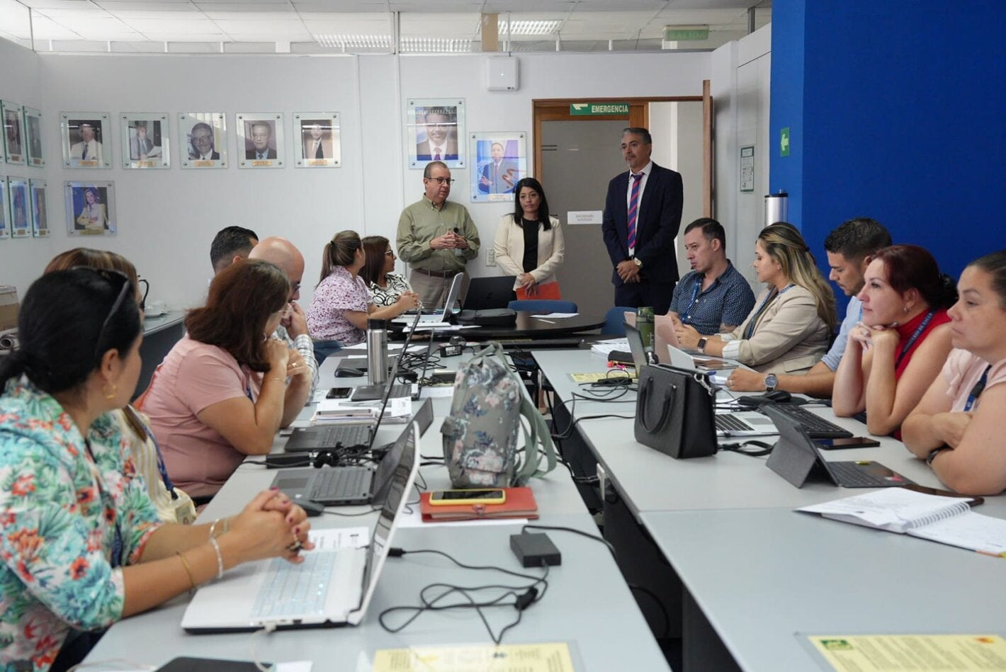 Participantes del taller durante las palabras de apertura del evento.