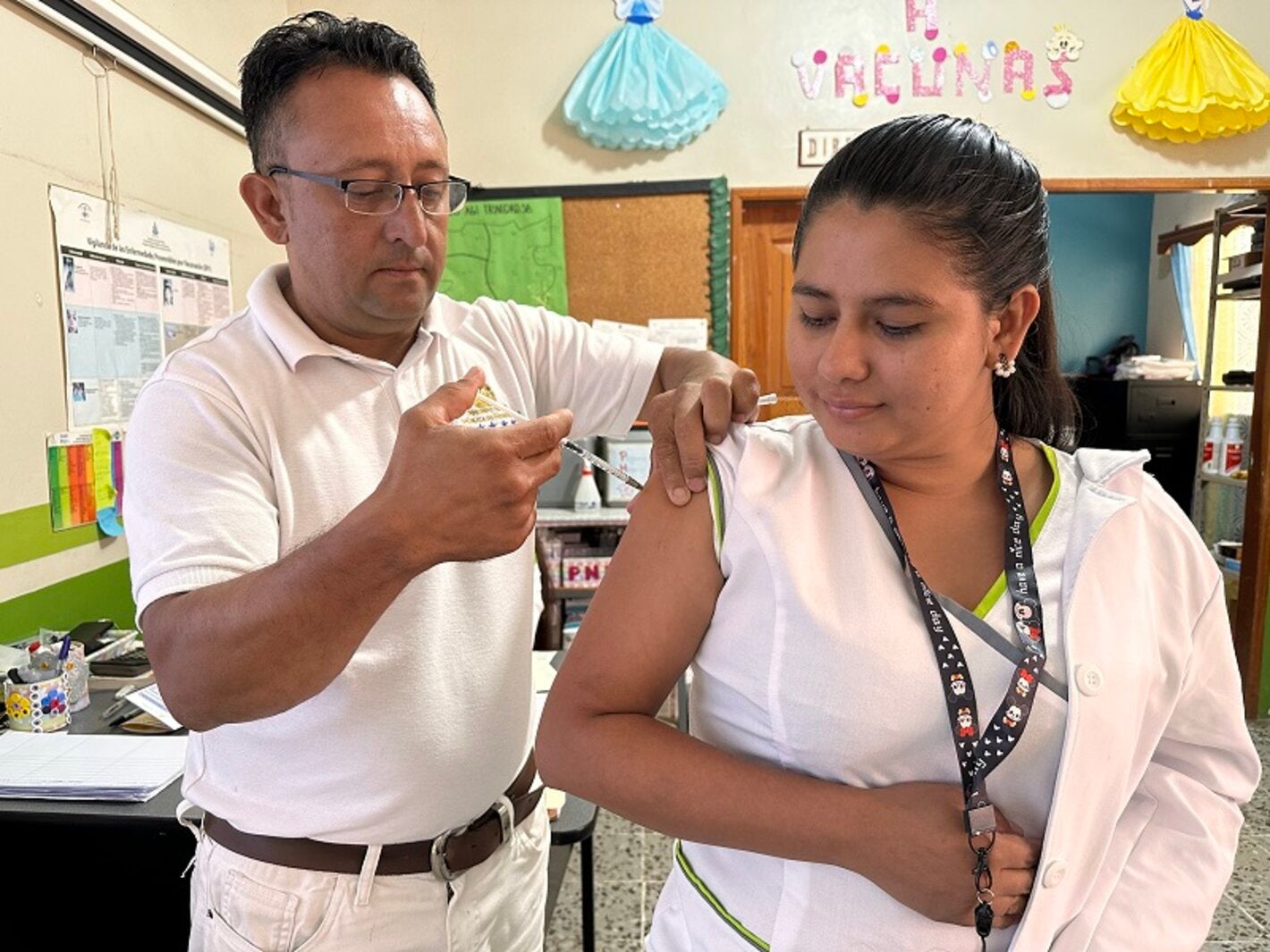 Personal de salud es vacunado en Honduras